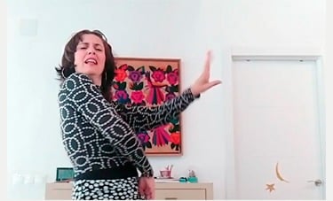 En esta escuela online Tendrás que grabarte al bailar flamenco de casa, calle o tablao