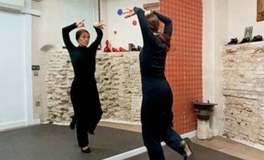 en esta escuela online, tendrás Clases practicas grabadas para improvisar al bailar flamenco de casa, calle o tablao