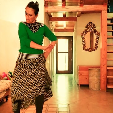 Flamenco de Casa, es el nivel inicial de la Escuela de Flamenco Online para improvisar por rumbas. Con clases online de baile flamenco