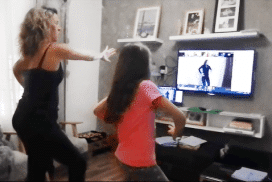 dos alumnas bailando con los cursos de flamenco de la Escuela de Flamenco Online