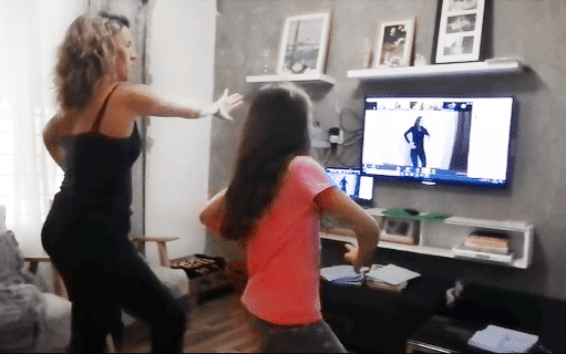 dos alumnas bailando con los cursos de flamenco de la Escuela de Flamenco Online