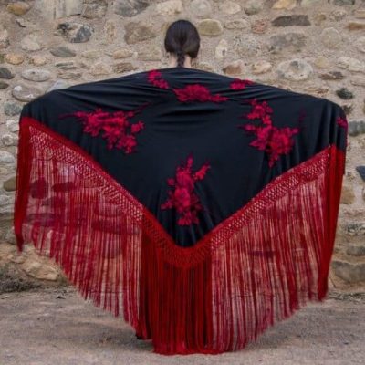 Mantón textil con flores bordadas a máquina